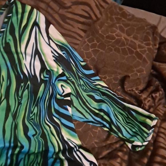 Scoop neck 1/2 length sleeve tunic - Picture 3 of 5